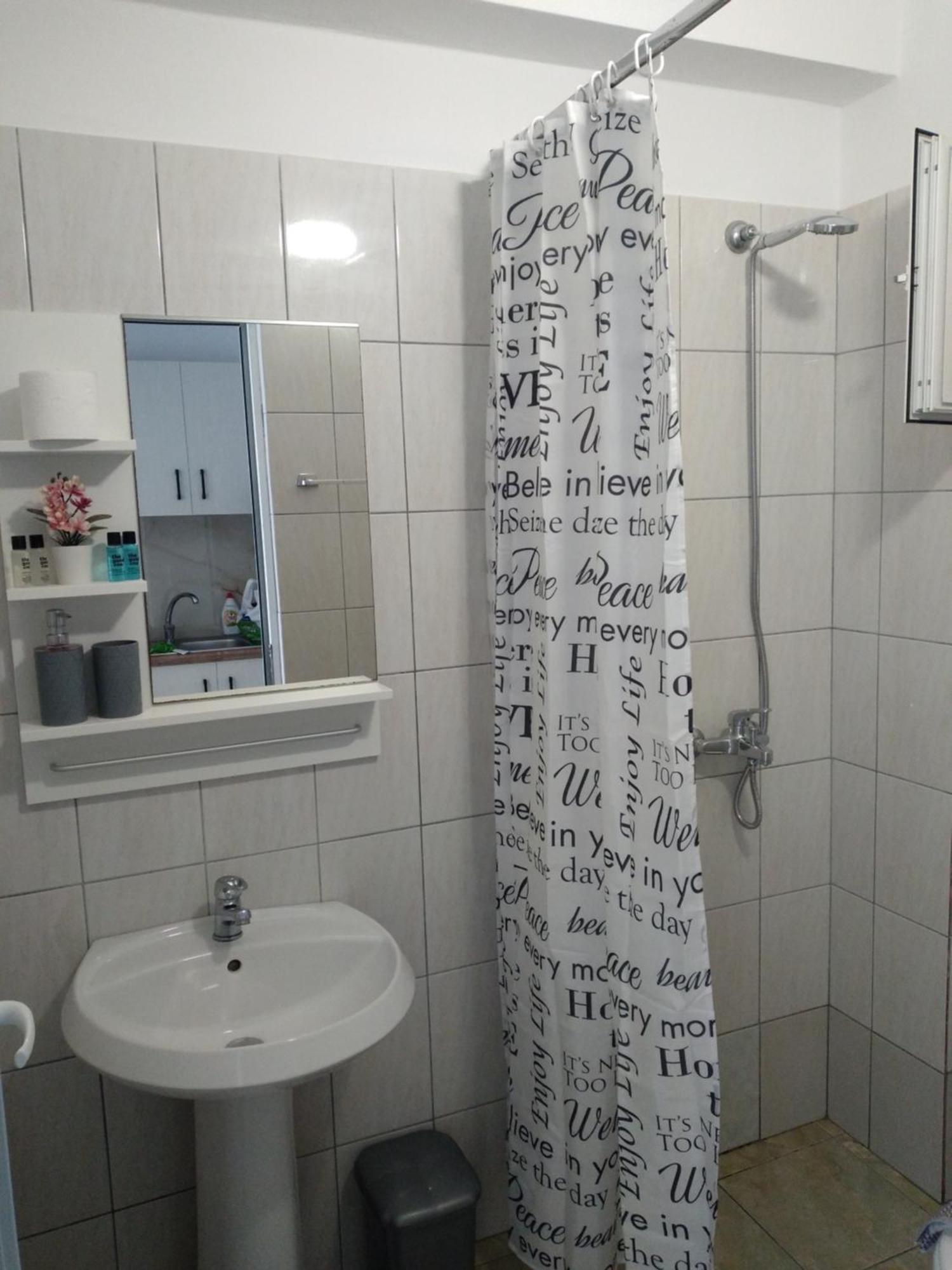 Nadim Rooms Himare Buitenkant foto
